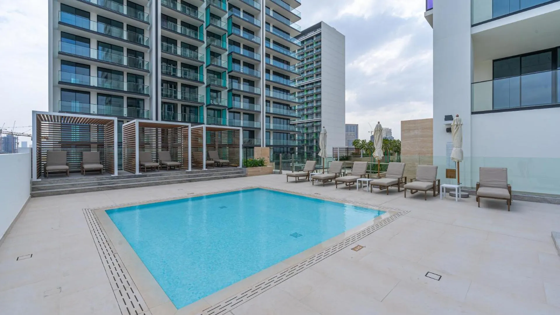 Smart Living I High Speed Wi-Fi I City View Dubai Apartment